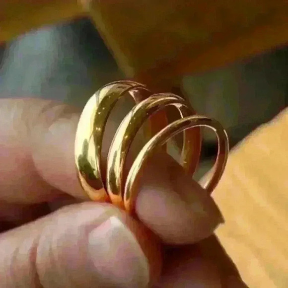 Size 9 New Classic 14k Gold Filled Band Ring Set: Size 9 - Picture 3 of 3